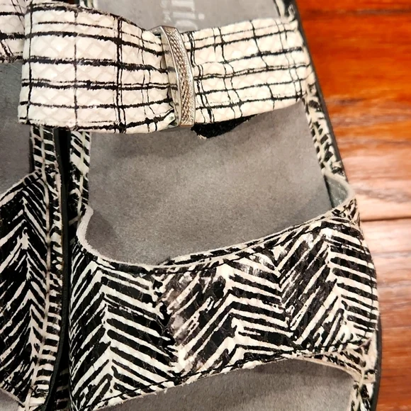 Alegria Karmen Unity Metallic Slides - Picture 6 of 6